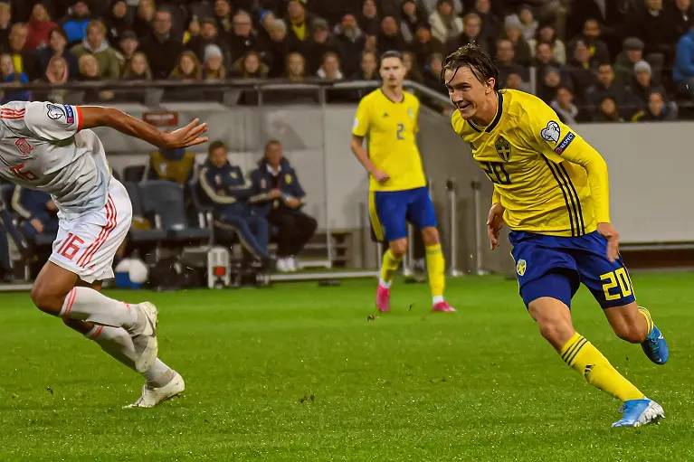 冬歇期球队在室内训练场进行体能与技战术合练（主教练的三件优先事项）